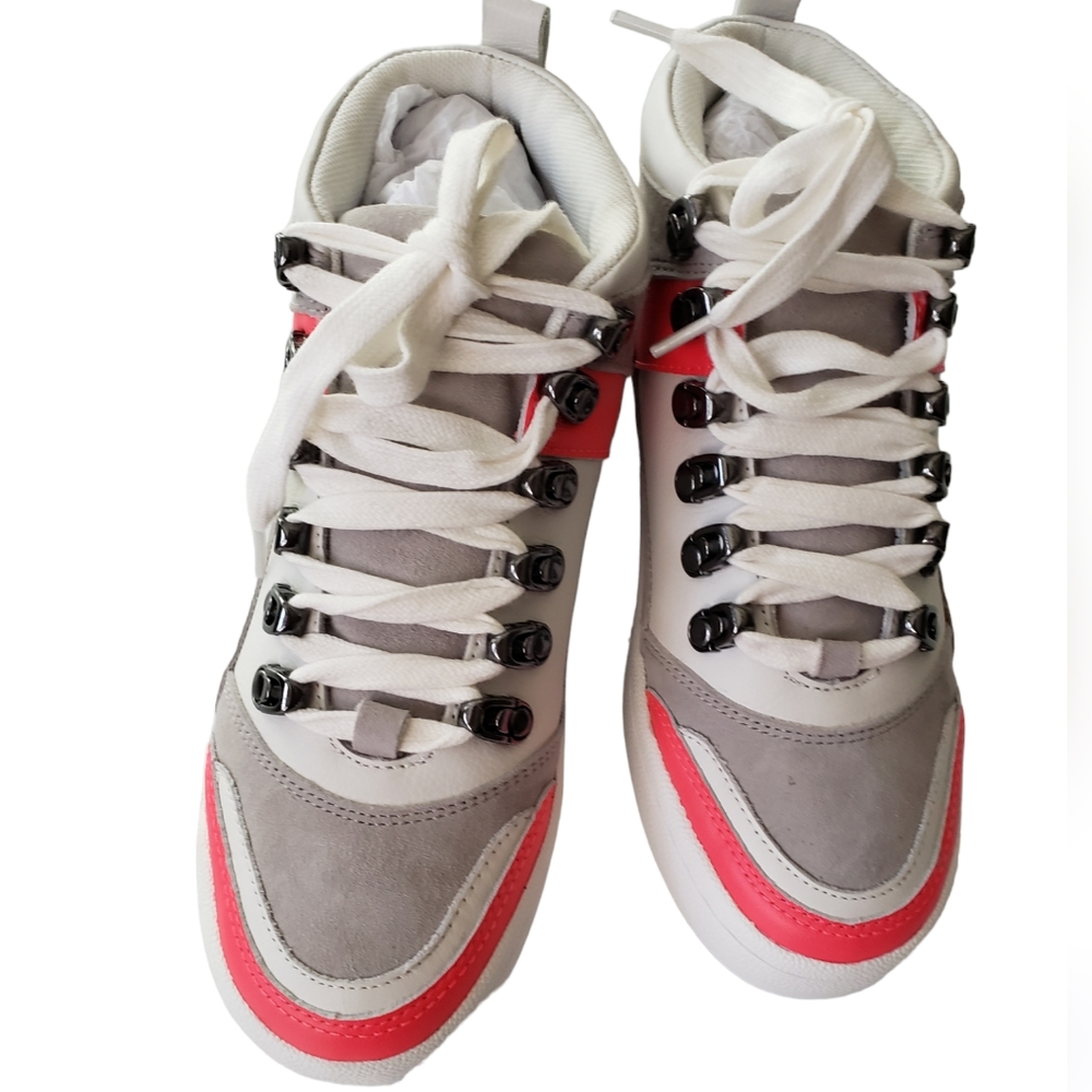 0816  NWT VINCE CAMUTO Samphy Sneakers leather and suede sneakers